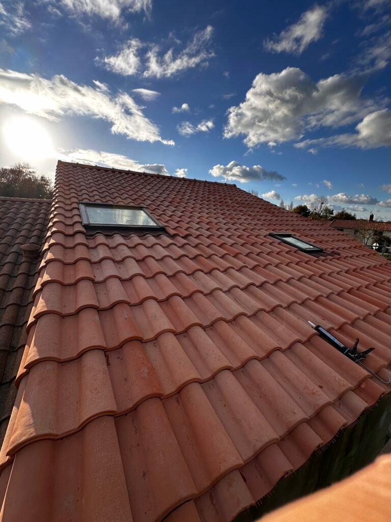 Remplacement complet d’une toiture et de deux fenêtres de toit VELUX