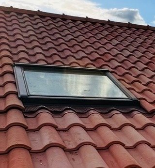 Installation d’une fenêtre de toit VELUX sur une toiture en tuiles
