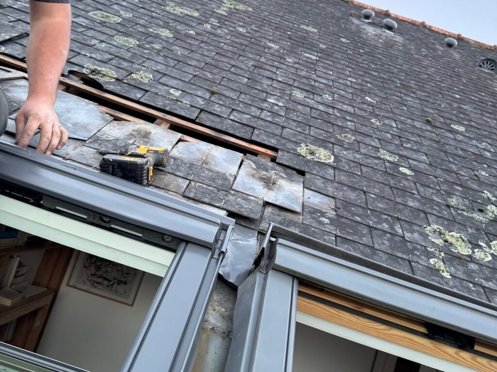 Réparation d’une infiltration autour d’une fenêtre de toit VELUX