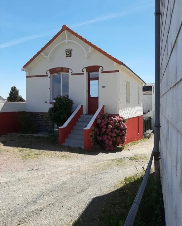 Ravalement de façade avec peinture blanche et soubassement rouge