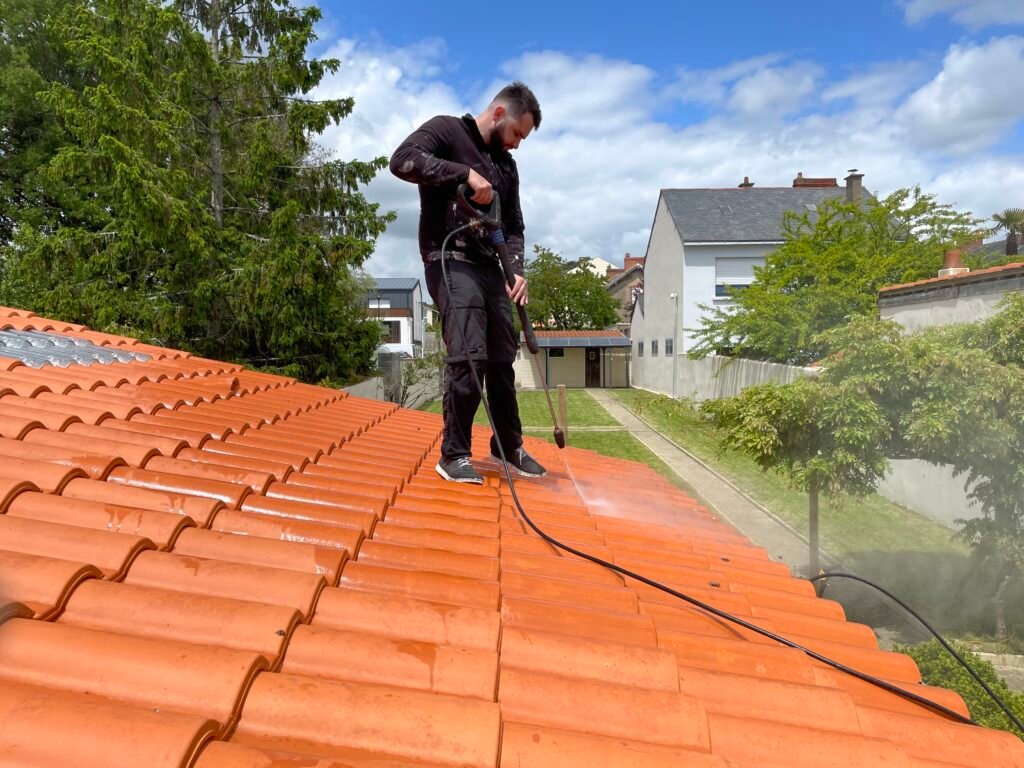 Nettoyage et démoussage de toiture | Le Cellier et ses alentours Nettoyage toiture Le Cellier réalisé par TEK Toiture